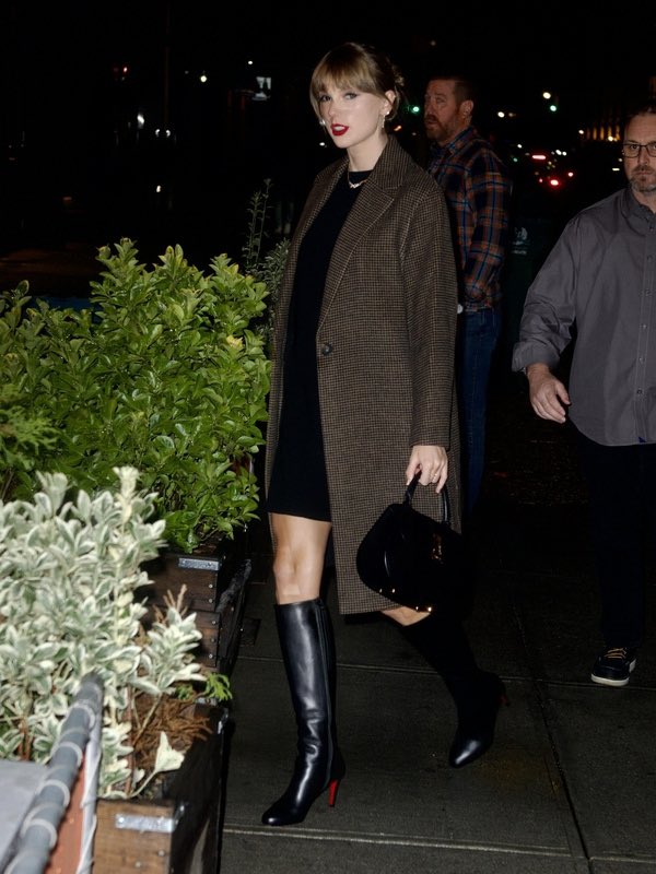 blessedswifty's tweet photo. 📸 | @TaylorSwift13 out for Dinner with Laura Dern, Greta Gerwig &amp; Zoë Kravitz TONIGHT. https://t.co/b46TcYlL0A