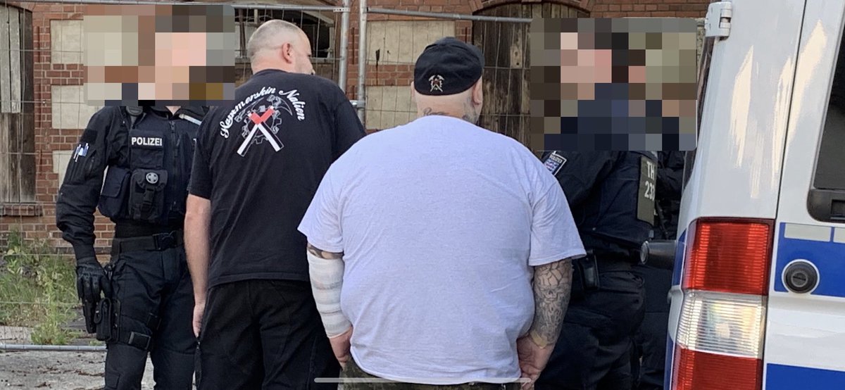 #Neonazi-Gruppe "Hammerskins" verboten. Bundesweit durchsucht die Polizei Wohnungen von führenden Mitgliedern. Anhänger sind wegen Gewaltdelikten und illegalem Waffenbesitz vorbestraft. Erst im Juli konnte in #Eisenach Konzert der #Hammerskins stattfinden tagesschau.de/investigativ/n…