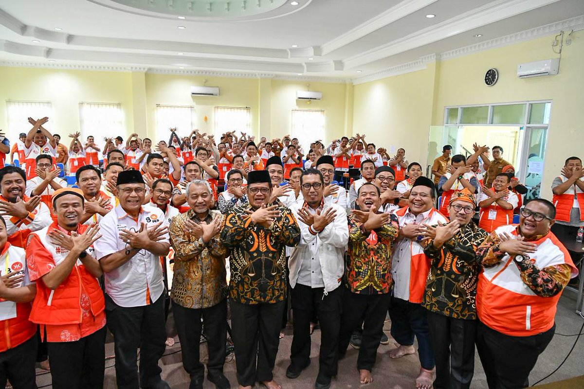 Presiden PKS: Saksi PKS Harus Berani Bicara Jika Ada Pelanggaran di TPS

“Jika ada masalah di Tempat Pemilihan Suara (TPS), jangan mengandalkan penyelesaian di level berikutnya, Jadi Kawal Suara dari TPS," ~<a href="/syaikhu_ahmad/">Ahmad Syaikhu</a>

buff.ly/3PrBHtw