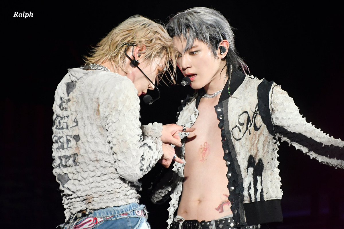 the way taeyong looks at ten