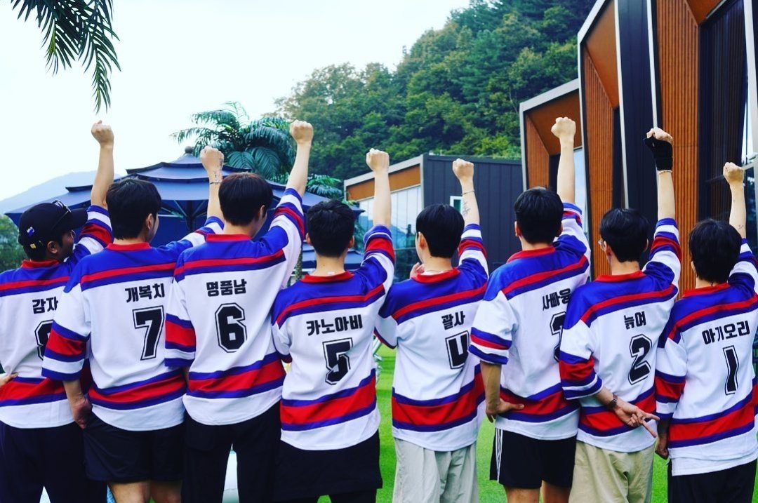 Ssayaoiii's tweet photo. I hope you all stay friends forever guys! What you have right now is a precious bond and I hope y'all will always be happy and healthy! 🥺🤲💜
#Hisman2 #junseong #seongho #seonwoo #dabit #daenyeol #minseong #yoonhee #hyeongjin @dabit1205 @daenyeol_ https://t.co/uazWsUfxei