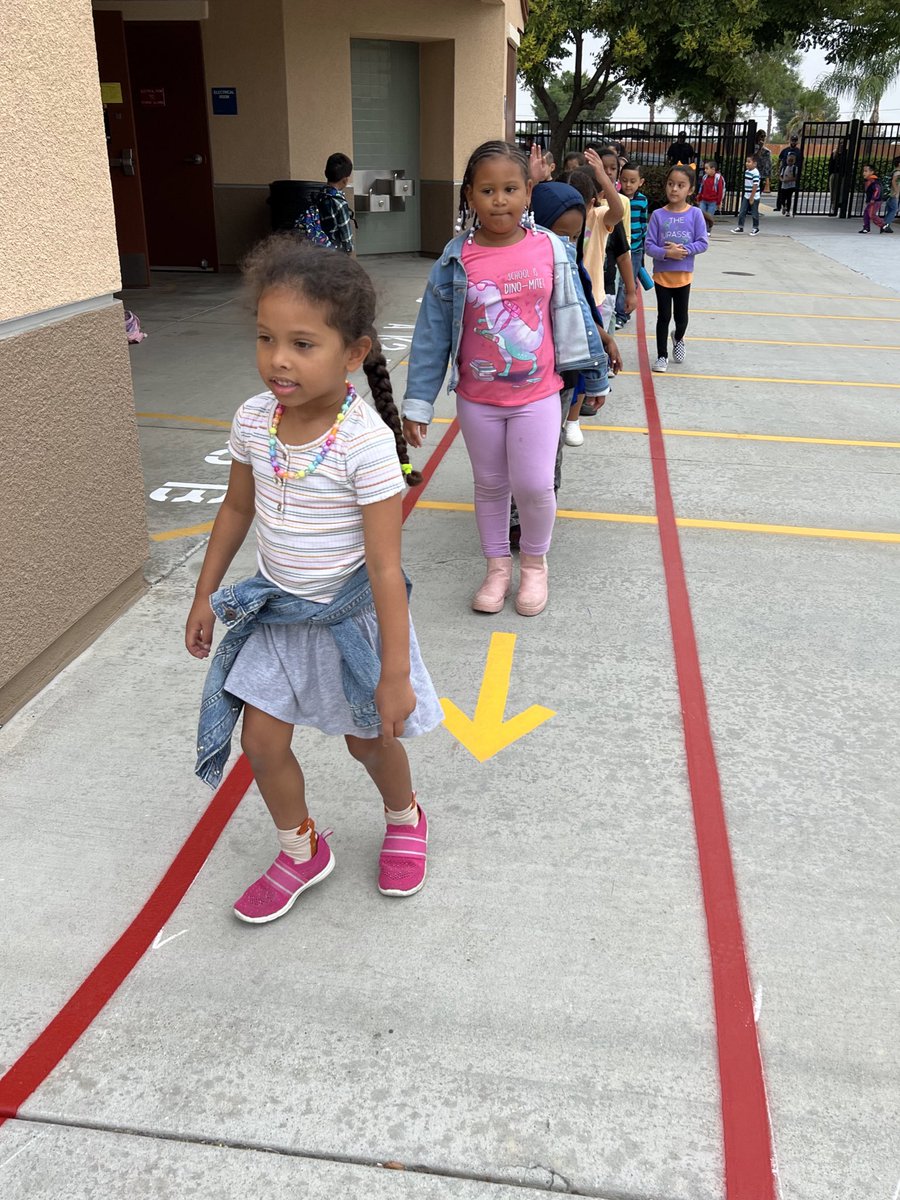 FalconsAvalon's tweet photo. Kindergarten Morning Walks are a great way to get our youngest scholars physically active. Our newly painted track supports scholar success. #FalconsUnitedInExcellence #Commit2Fit https://t.co/SSnSHtJ3LL