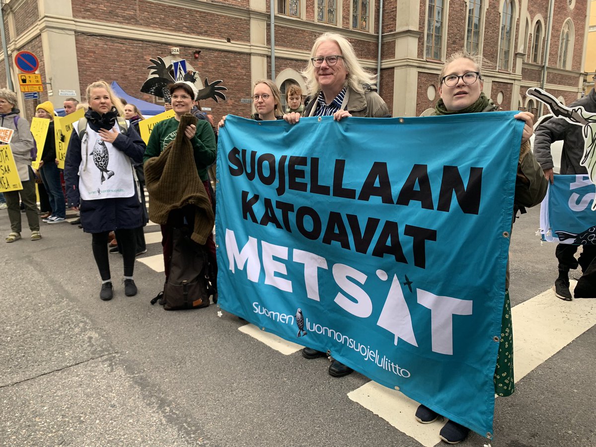 Tänään ja huomenna hallitus päättää pahimmillaan 36 prosentin luonnonsuojelurahojen leikkauksista. Olemme siksi Mariankadulla muistuttamassa, että tässä suunnitelmassa ei ole mitään järkeä. #luontokato #budjettiriihi