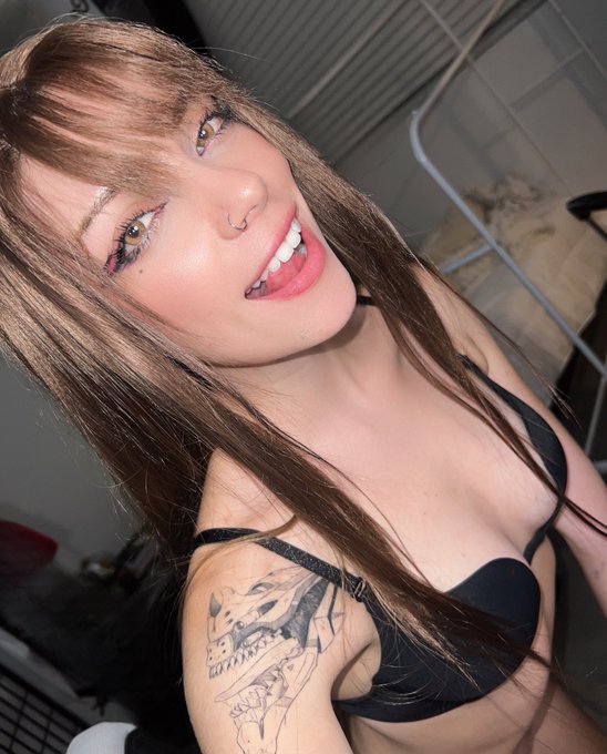 Fighting every urge to dye my hair brown rn. send help. https://t.co/Uopo3PPEDV