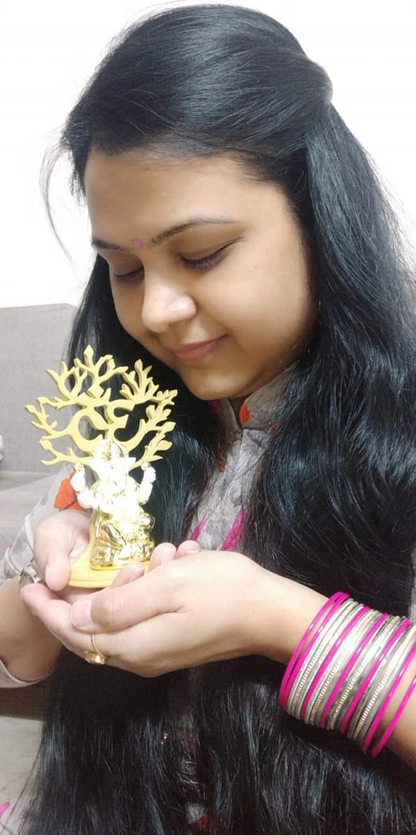 Bhawna_sharma43's tweet photo. मेरे पूरे देशवासियों को गणेश चतुर्थी की हार्दिक शुभकामनाएं
हे विघ्न हर्ता हम सबके विघ्न हरो। गणपति बप्पा मोरया मंगल मूर्ति मोरया  #SanikSisterBhawnaSharma #HumaraDeshHumareJawan #VoiceOfSoldiers #aapthiktohumthik https://t.co/kTsRJgdtN5