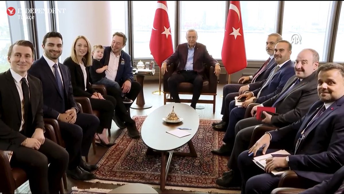 Elon Musk'ın kucağında oturan çocuğun babasının serveti 269,8 milyar dolar. 

Etraftaki kişilerin yönettiği ülkenin merkez bankasının rezervi -50 milyar dolar!

Yazıyla: Eksi elli milyar dolar.

Twit bu kadar.