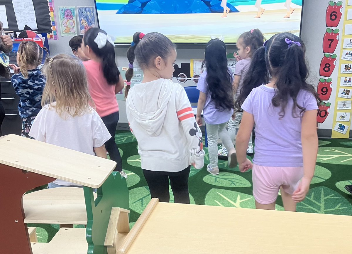 Ms. Rodríguez’s class working on developing skills in dance - spatial awareness through movement. #earlychildhoodeducation #vipvillagepreschool #levelupsbusd