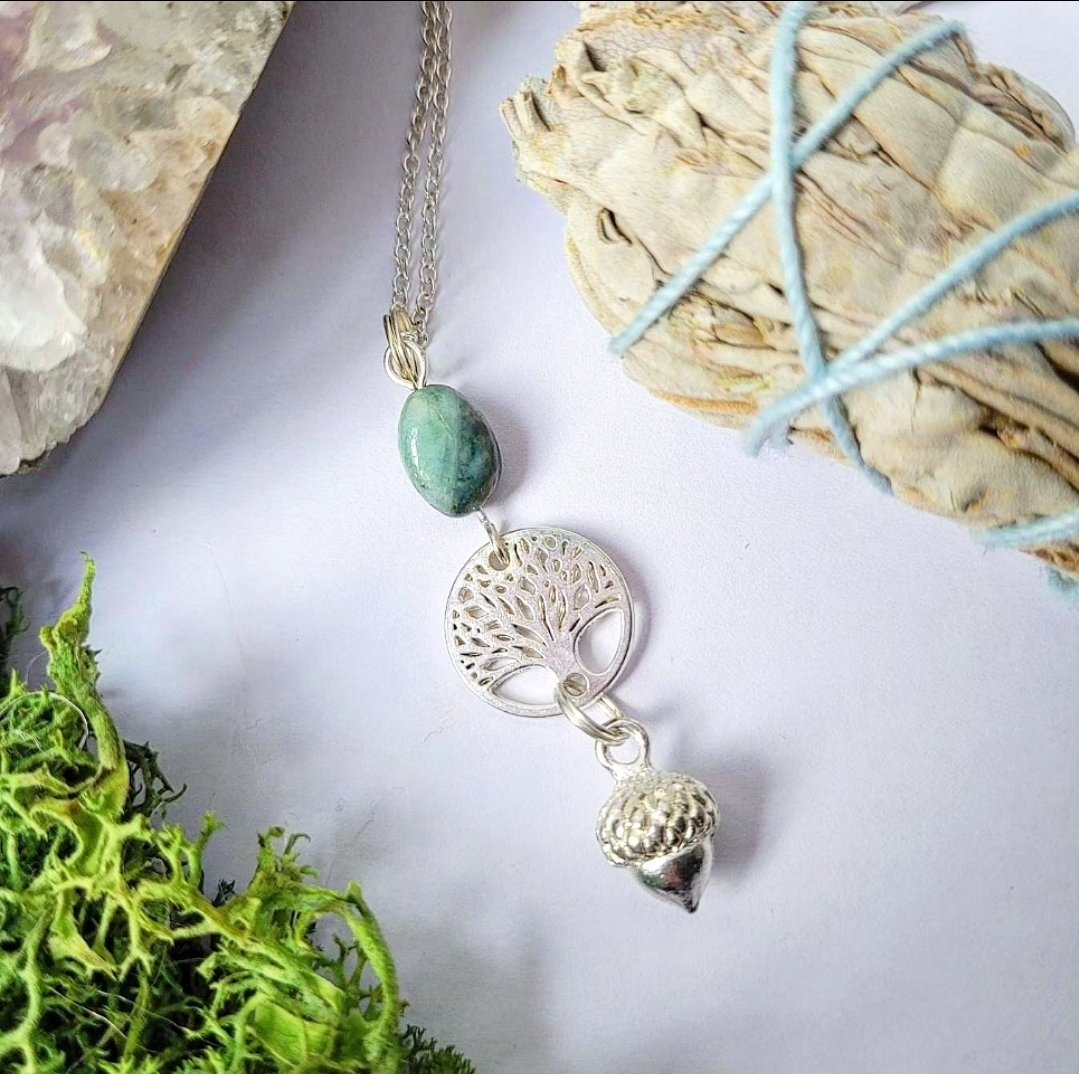 Emerald opens and nurtures the heart chakra and is a stone of inspiration and infinite patience. Emerald is at one with nature and emits a calming energy of mother nature.

crystalsofthemoon.etsy.com
#MHHSBD #EarlyBiz #britcrafthour #collabhour #USABizParty