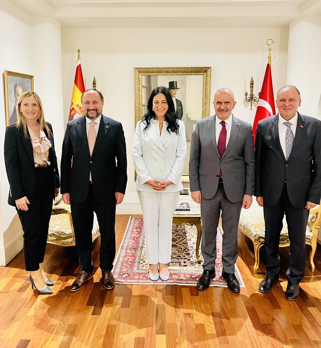 TC_MadridBE's tweet image. Hemos acogido los diputados 🇹🇷 que participaron en la reunión de presidentes #COSAC, @Burhan_Kayaturk, el presidente y @iekarayel, miembro de la Comisión de Armonización con la UE en la residencia de la Embajada.
