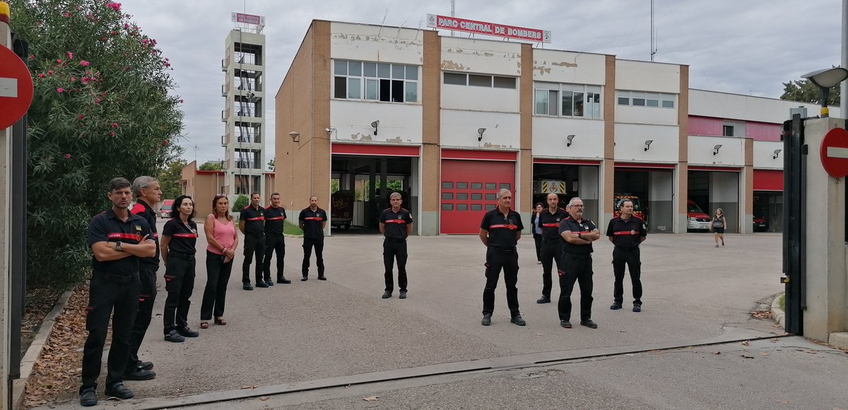 Un minut de silenci davant la façana del parc central, en repulsa per l'assassinat masclista de dos dones a #Oriola i #Castelló, i contra la violència de gènere. 
#ViolenciaMachista 
<a href="/AjuntamentVLC/">Ajuntament València</a>