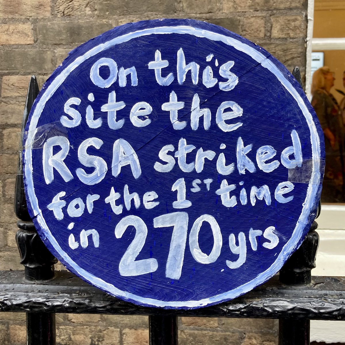 RsaUnion's tweet image. The latest @EnglishHeritage blue plaque, a scheme that spun out of @theRSAorg no less, has been erected at RSA House. 😏 #FairPay4RSA #RSAStrikes