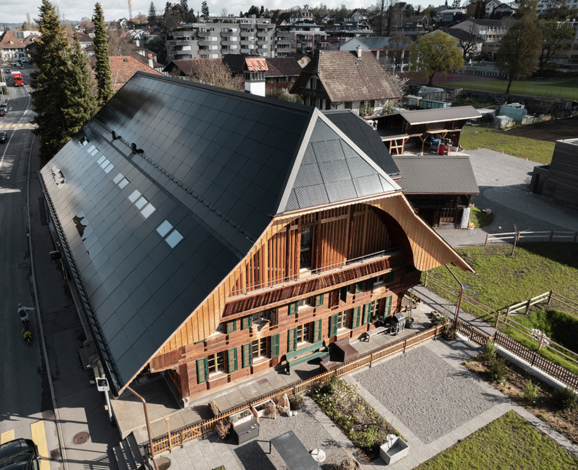 103 kW PV-Anlage auf denkmalgeschütztem Bauernhaus produziert Strom, dass die Schwarte kracht. 
Heimische Stromdächer sind schön für's Aug, sorgen für weniger fossilen Raub und erhöhen die Versorgungssicherheit durch sinnvoll investierte Arbeitszeit.
clevergie.ch/referenzen/