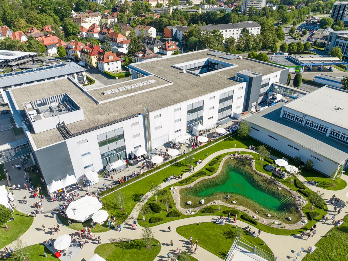 Am vergangenen Samstag haben wir das neue Max-Brose-Gelände in unserer Zentrale in #coburg feierlich eröffnet. Den Beschäftigten steht damit ab sofort eine 6.000 m² große Grünanlage für mobiles Arbeiten, Meetings und Pausen im Freien zur Verfügung. 
#brose #automotive #mobility