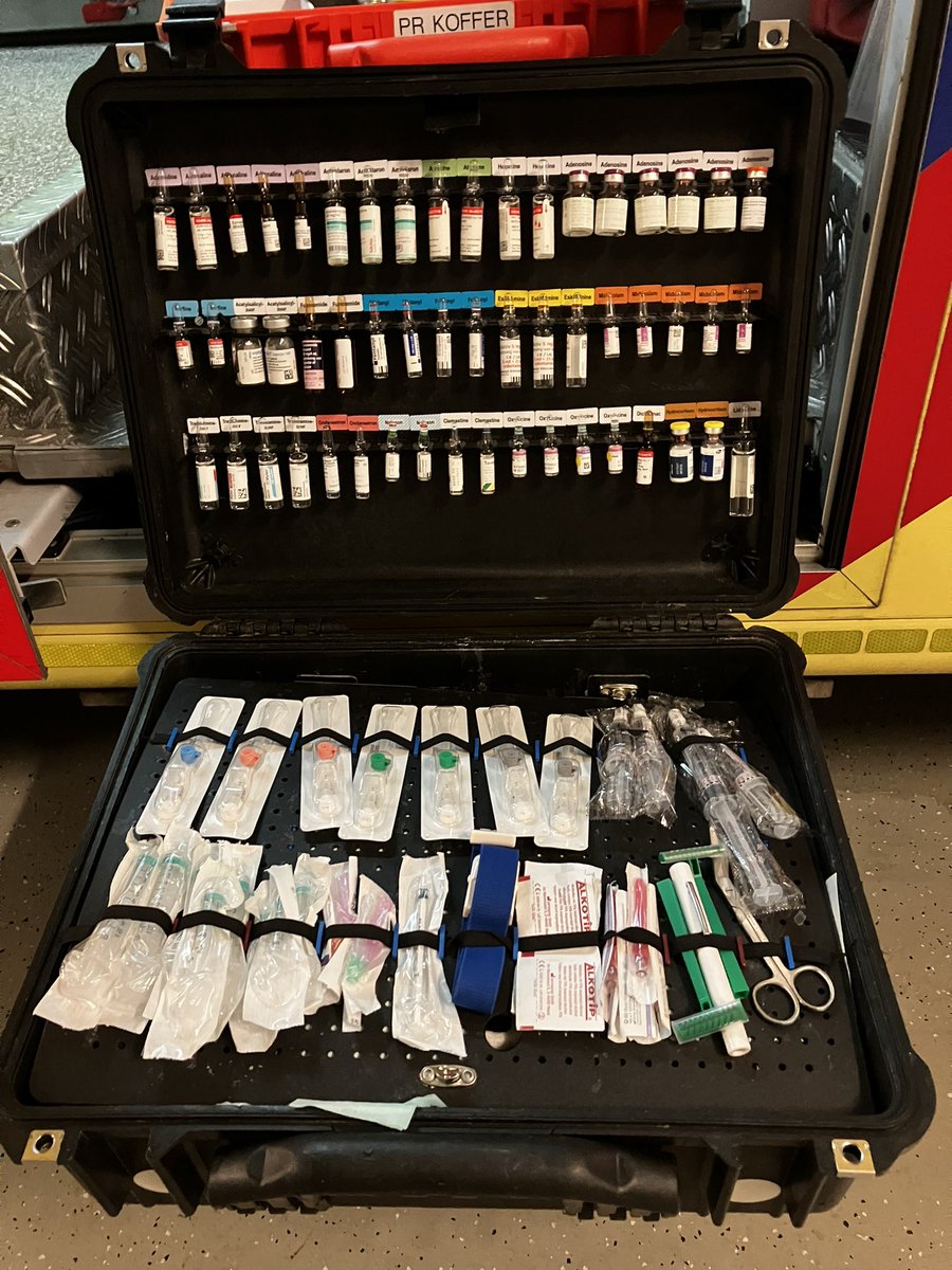 WimV_ambuzhz's tweet photo. Derde dinsdag in september! In onze @ravzhz gele koets, zitten koffers vol met medicamenten en goodies. En onze zorgverleners- prinsen en - prinsessen  vol met Toewijding, Compassie en Zorg, Voor het komende jaar! https://t.co/d9rqR9oAbp