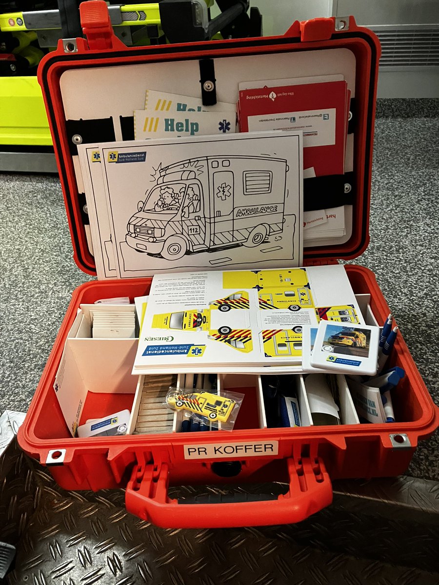 WimV_ambuzhz's tweet photo. Derde dinsdag in september! In onze @ravzhz gele koets, zitten koffers vol met medicamenten en goodies. En onze zorgverleners- prinsen en - prinsessen  vol met Toewijding, Compassie en Zorg, Voor het komende jaar! https://t.co/d9rqR9oAbp