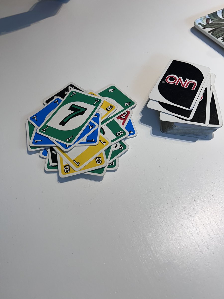 Friesiii's tweet photo. Morgens ab 7 Uhr spielt man UNO. ♥️ https://t.co/OVQzMIAhen