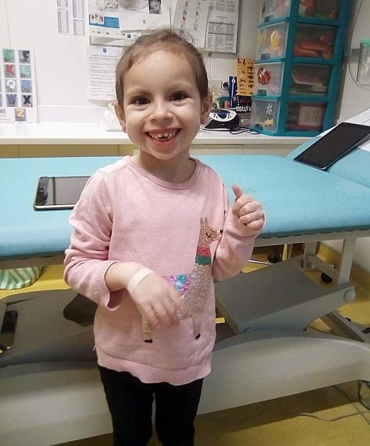1SourireCamille's tweet photo. Hiver 2017,
Énième passage à l'hôpital, cette fois pour ton petit cœur.
Un RDV de plus, peut-être celui de trop.
Nous sommes assis, autour de nous beaucoup d'agitation, les médecins vont et viennent, cette agitation, pourtant habituelle nous stresse,
Nous craquons...la fatigue, la peur, l'angoisse d'une mauvaise nouvelle.

Toi tu es là, 4 ans, imperturbable, sourire aux lèvres, tu poses ta main sur ma jambe et tu prononce cette phrase qui ne cesse, depuis, de raisonner en nous" Papa, t'inquiètes pas ça va aller"
Malgré la souffrance, ta souffrance, tu montrais déjà ta force et ton courage.

Depuis ce jour, et ce malgré les coups durs, nous ne cessons de nous battre et de sourire à tes côtés, car ne pas sourire... serait te trahir.

#TeamSourire #TeamPSG