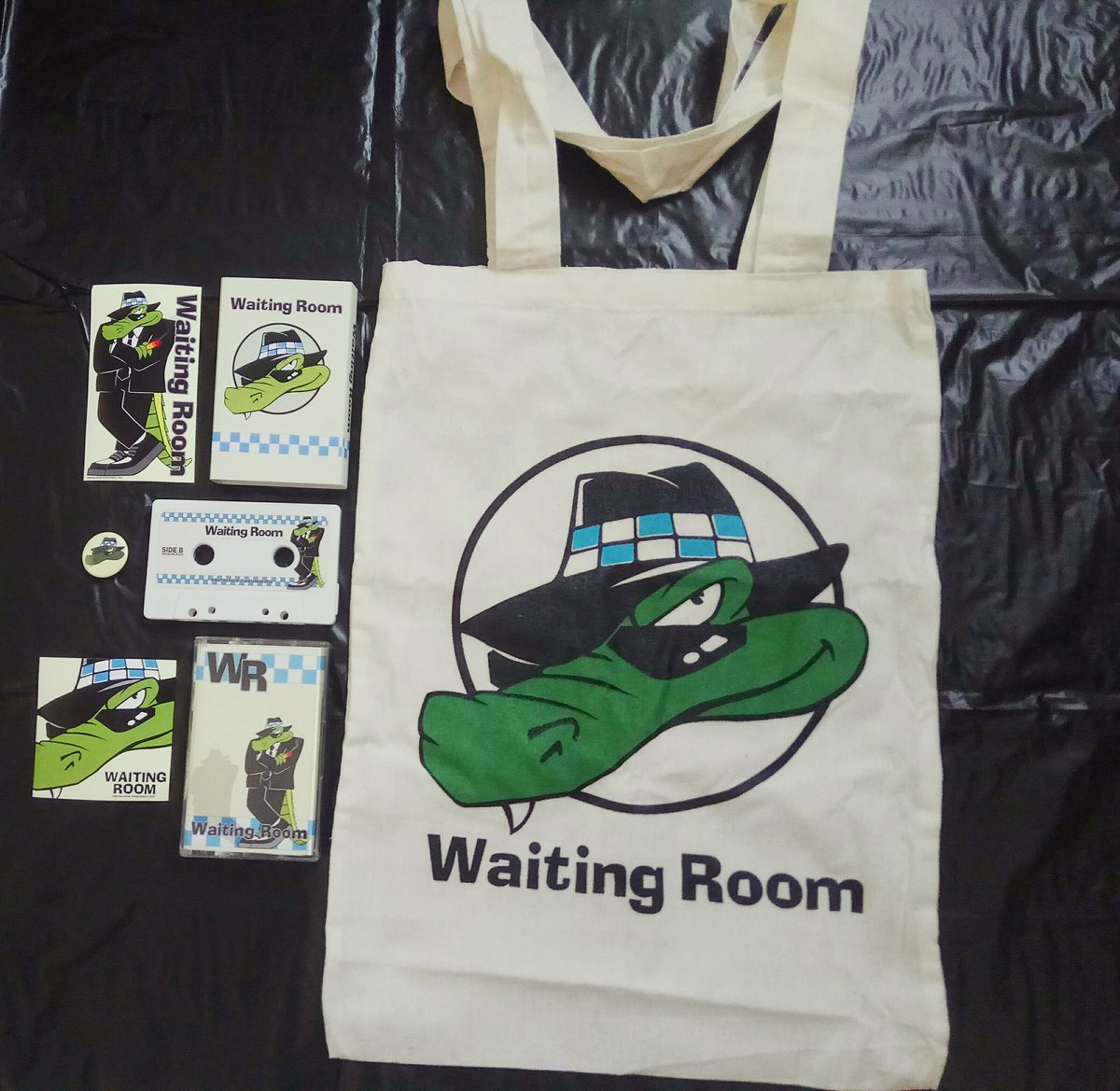 WRSTORE_'s tweet photo. WAITING ROOM - s/t (1997) [2020 deluxe tape reissue].

Guest vocal: Jill (Stepforward).

Slipcase cassette + stickers + 1" button + tote bag.

Rp90.000.

#WRStore https://t.co/E5JE1YBt6L