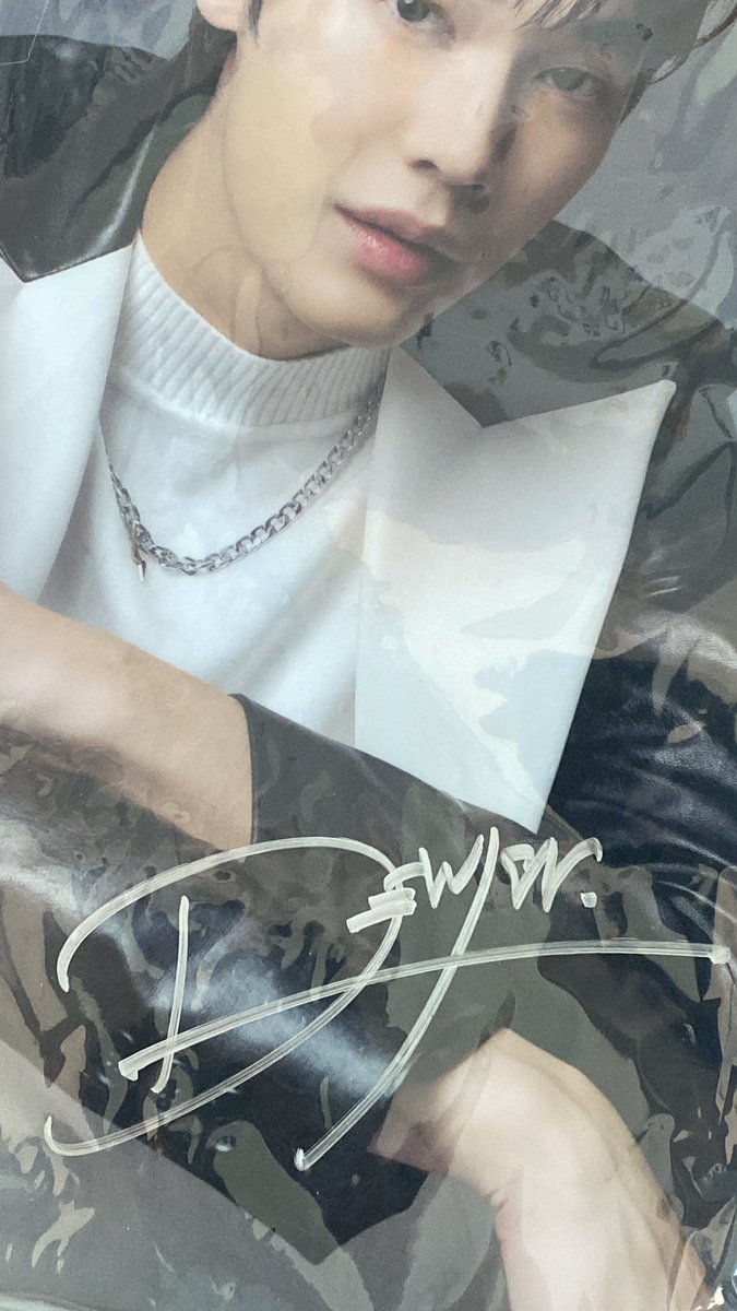 hapiocean1220's tweet photo. I just got my GMM mystery box…
Omg is dew’s signature🥹🥲🤍
#dew_jsu https://t.co/vfGBSiydKT