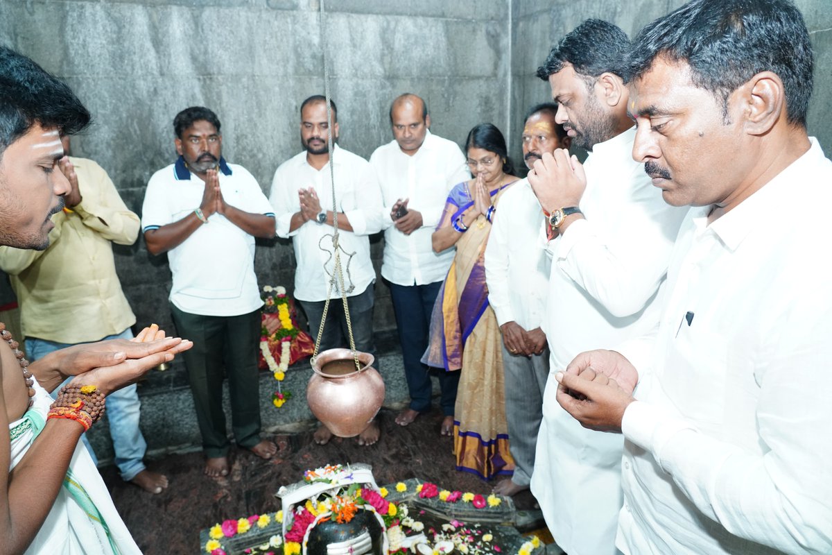 goud1473's tweet photo. శ్రావణమాసం ముగింపు సందర్భంగా తాండూరు టౌన్ లోని శ్రీ ఈశ్వర దేవాలయంలో నిర్వహించిన ప్రత్యేక భజన, పూజా కార్యక్రమంలో పాల్గొన్న గౌరవ ఎమ్మెల్యే శ్రీ పైలెట్ రోహిత్ రెడ్డి గారు
#local
#tandur
#PilotRohitReddy
#vikarabad
#politics
#teluguhot #leo https://t.co/vE2iLc9BBz