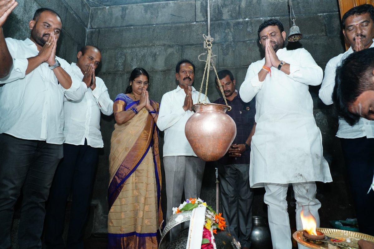 goud1473's tweet photo. శ్రావణమాసం ముగింపు సందర్భంగా తాండూరు టౌన్ లోని శ్రీ ఈశ్వర దేవాలయంలో నిర్వహించిన ప్రత్యేక భజన, పూజా కార్యక్రమంలో పాల్గొన్న గౌరవ ఎమ్మెల్యే శ్రీ పైలెట్ రోహిత్ రెడ్డి గారు
#local
#tandur
#PilotRohitReddy
#vikarabad
#politics
#teluguhot #leo https://t.co/vE2iLc9BBz