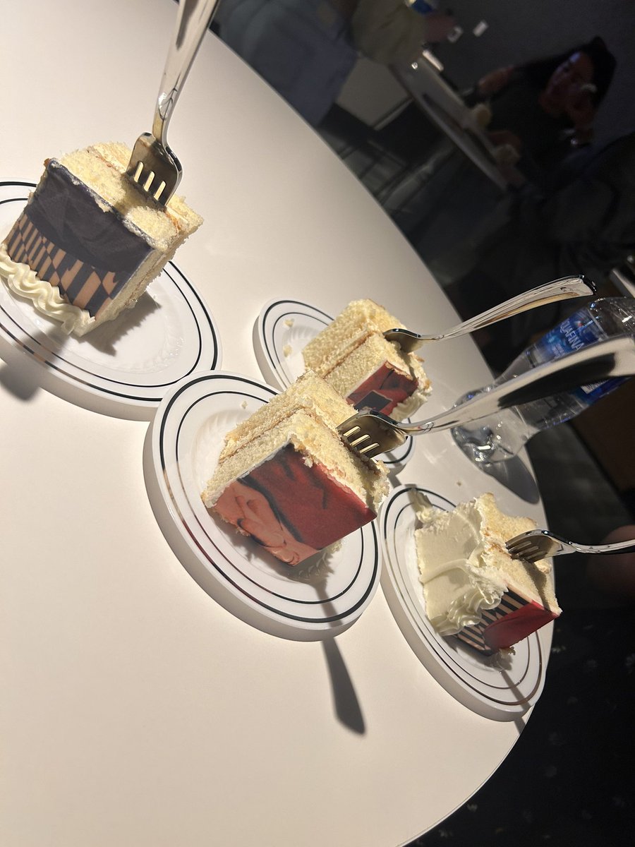 xtinecaba's tweet image. 5sos cake?! I need this exact cake for my next bday lmao 🤣