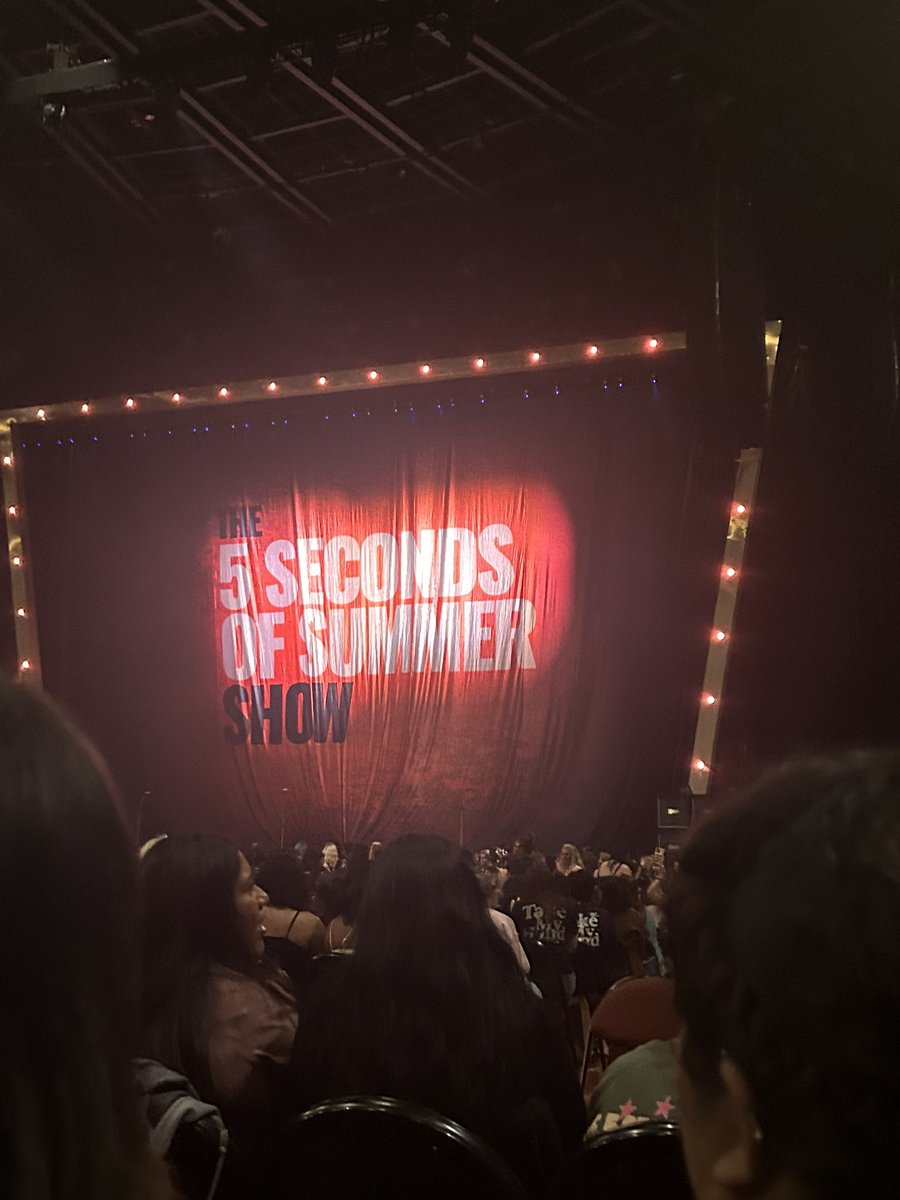 xtinecaba's tweet image. 5sos cake?! I need this exact cake for my next bday lmao 🤣