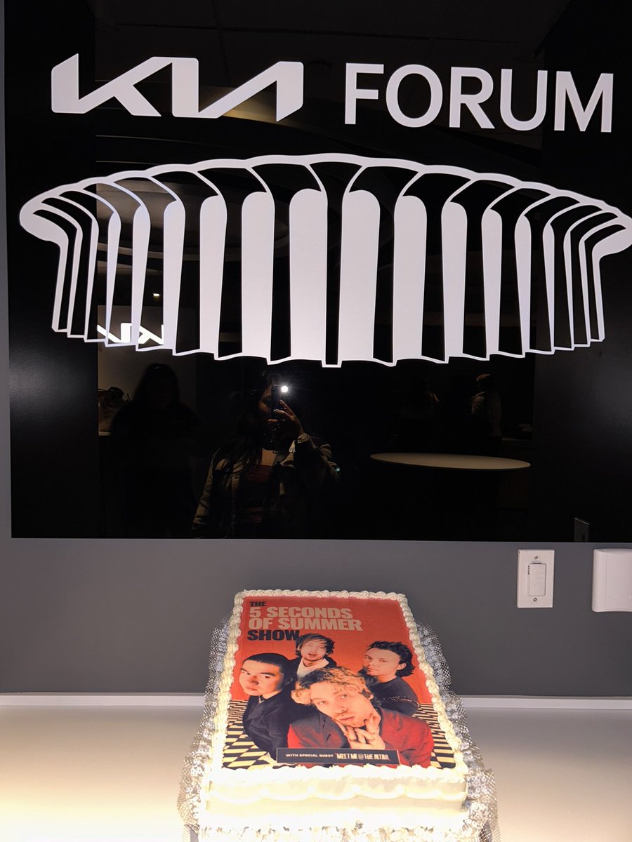 xtinecaba's tweet image. 5sos cake?! I need this exact cake for my next bday lmao 🤣