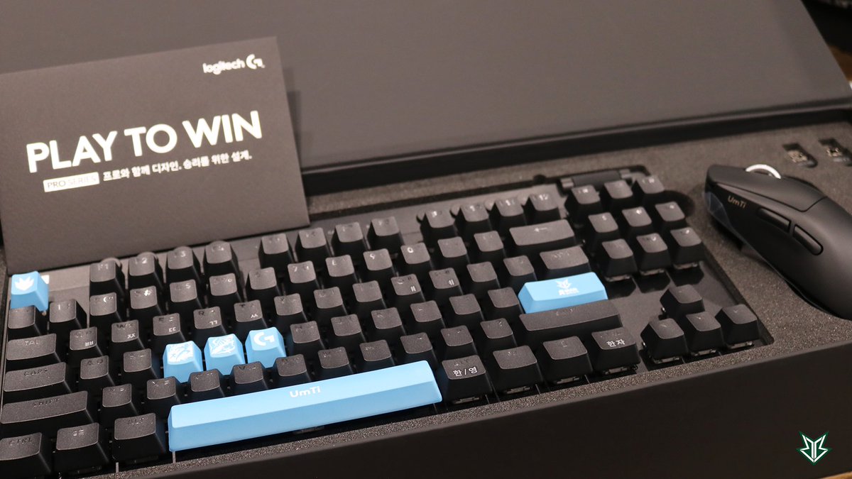 Brionesports's tweet image. 로지텍(@LogitechG)에서 날아온 선물🎁
새롭게 출시된 PRO X 라인에 선수단 맞춤 각인과 커스텀 키캡까지
빛난다 빛나..✨
새롭게 받은 장비 뽐내며 실력 발휘하겠습니다.💪
컬러 선택은 선수 픽, 컬러 맞춘 봇듀오🤗
#PROXSeries #PROXSuperlight2 #PROXTKL #PROX2 #LogitechGPROSeries #logitechG