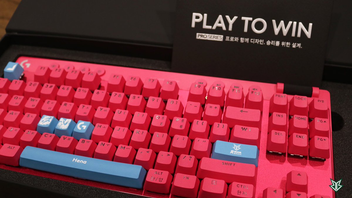 Brionesports's tweet image. 로지텍(@LogitechG)에서 날아온 선물🎁
새롭게 출시된 PRO X 라인에 선수단 맞춤 각인과 커스텀 키캡까지
빛난다 빛나..✨
새롭게 받은 장비 뽐내며 실력 발휘하겠습니다.💪
컬러 선택은 선수 픽, 컬러 맞춘 봇듀오🤗
#PROXSeries #PROXSuperlight2 #PROXTKL #PROX2 #LogitechGPROSeries #logitechG