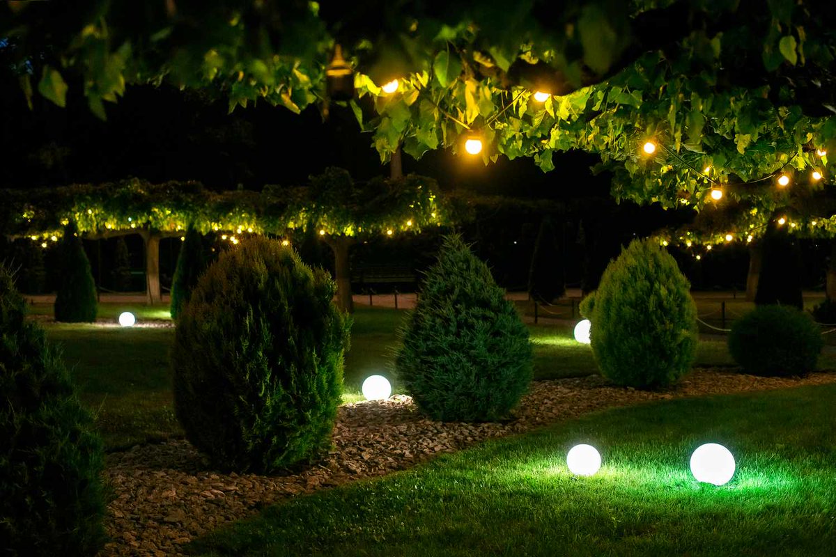TwinselCo's tweet image. Our lawn lights not only add elegance to your outdoor space but also guide you along winding paths and through tranquil gardens. Step into a world of relaxation and beauty every evening. 🌌🍃 #PathwayLights #OutdoorSerenity #GardenOasis #EveningStroll #LandscapeLighting