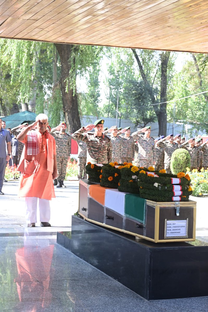dar_Zubair_07's tweet photo. LG Shri @manojsinha_ paid homage to our braveheart Sep #PardeepSingh, martyred during anti-terror operation in #Anantnag. I bow to his exemplary courage and sacrifice.
@OfficeOfLGJandK https://t.co/4VfDRqHKT1
