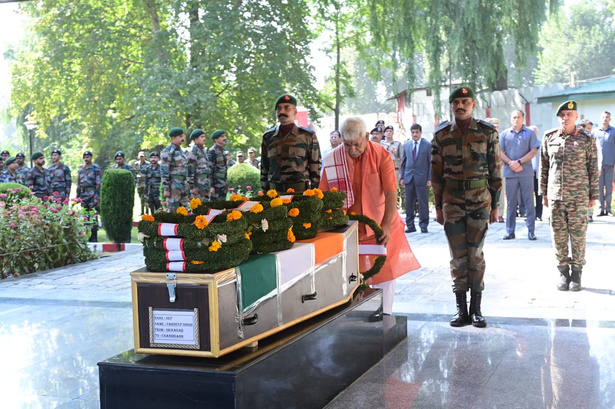 dar_Zubair_07's tweet photo. LG Shri @manojsinha_ paid homage to our braveheart Sep #PardeepSingh, martyred during anti-terror operation in #Anantnag. I bow to his exemplary courage and sacrifice.
@OfficeOfLGJandK https://t.co/4VfDRqHKT1