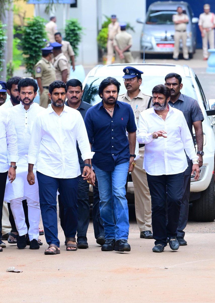 బాలి:నువ్వు చాలా మంచోడివయ్య
Pk :ఎందుకు సార్
బాలి :ఎంత తిట్టిన మళ్ళీ మాతోనే కలుస్తునావు.
Pk: tq you సార్..