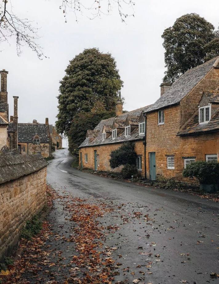 Entering the town in the fall #theCotswolds