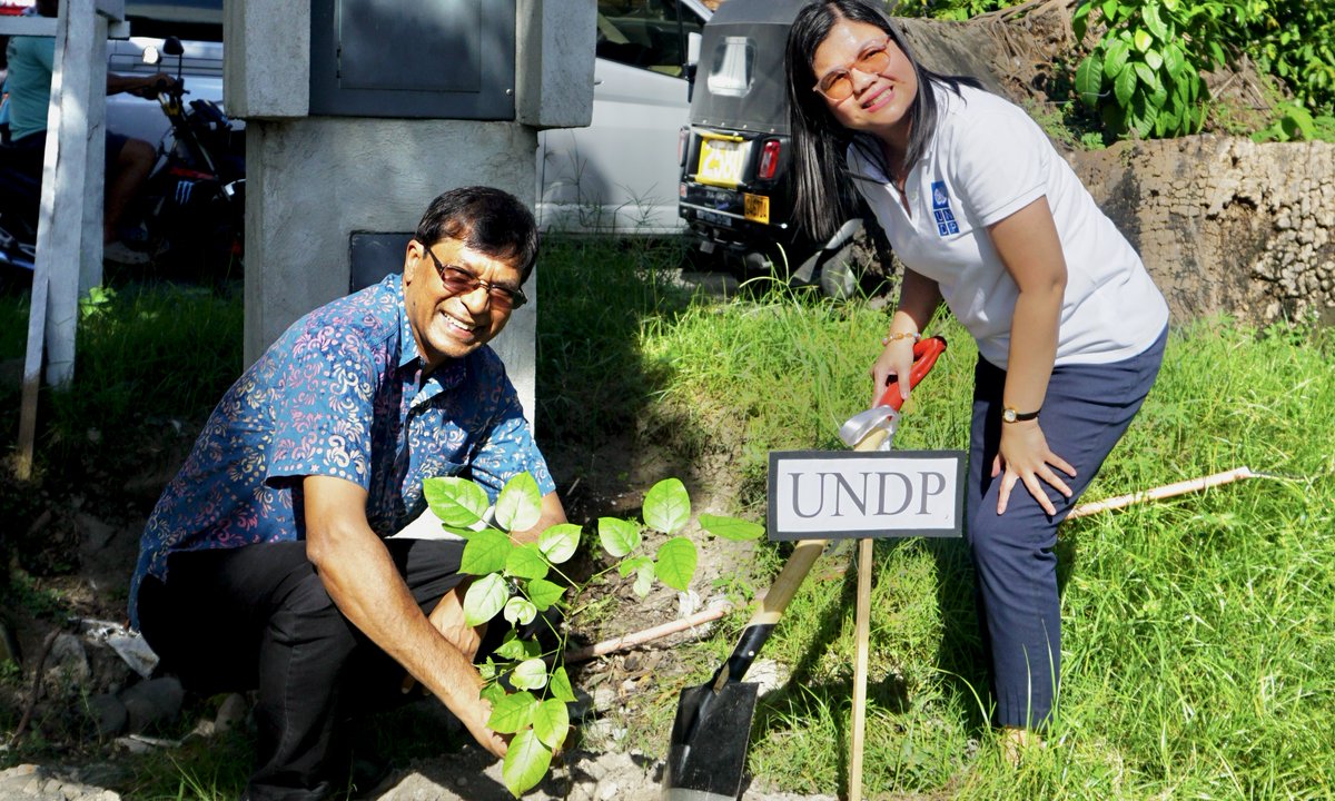 UNDPRRSelva's tweet photo. Thrilled to join the tree planting activity🌳to commemorate our newly minted partnership with the Province of Negros Oriental led by Gov. Manuel “Chaco” Sagarbarria to mobilize #finance4nature together w/ @DENROfficial thru @BIOFIN_PH &amp; @pbcfi! https://t.co/FNKEPYWISp