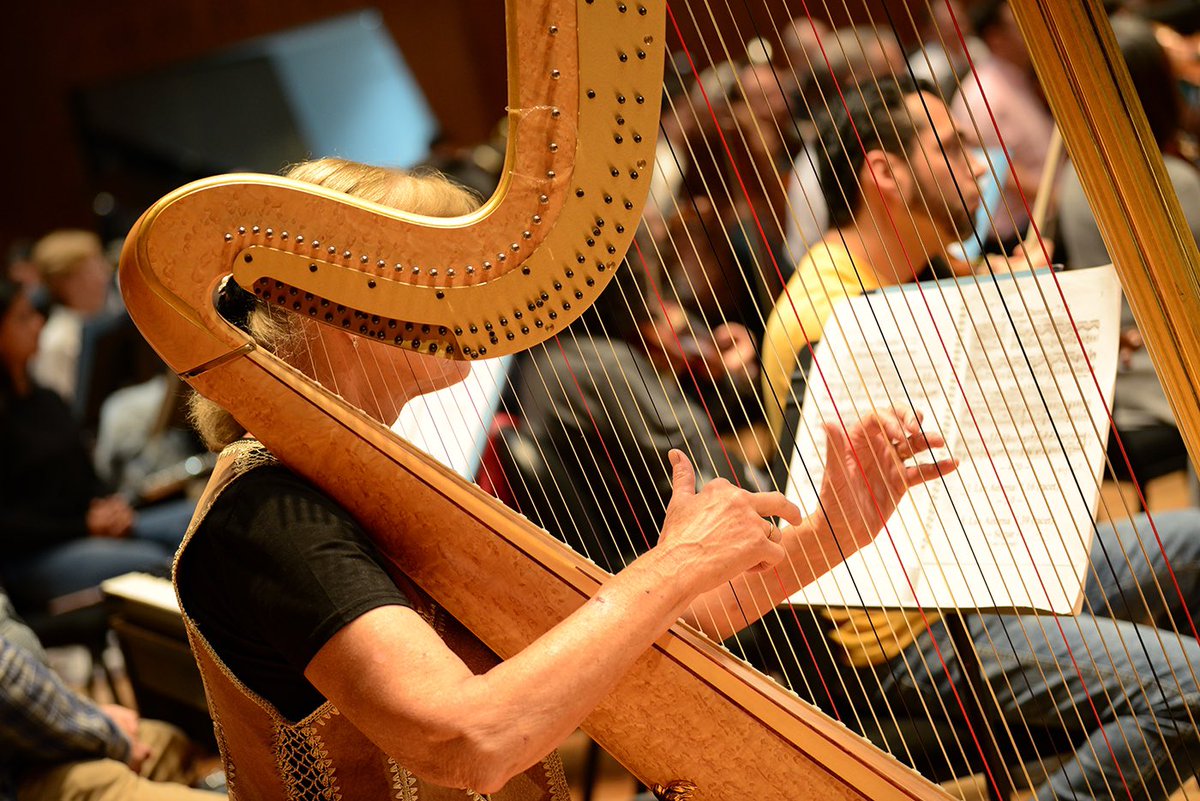 Si cuentan con alguna de las siguientes credenciales: INAPAM, docentes, estudiantes, trabajadores del gobierno de la CDMX, al comprar sus boletos en la taquilla de la <a href="/SalaSilvestreRe/">SalaSilvestreRevueltas</a> se les aplicará un 50% de descuento.