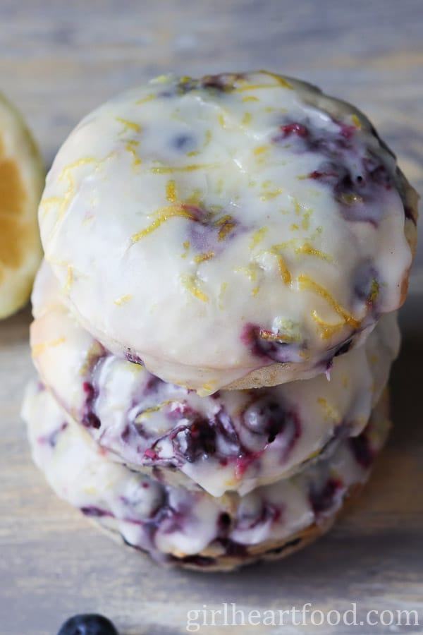 DreamyTechGirl's tweet photo. BAKED BLUEBERRY DONUTS!
recipe @ https://t.co/Aq4utPCYDO https://t.co/iT56eAaZoA