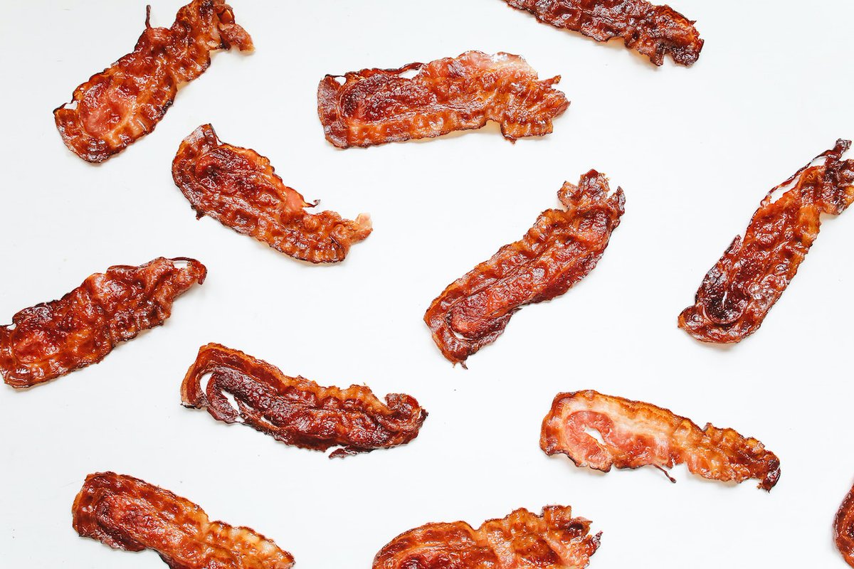 Oven-Baked Bacon: A Satirical Guide to the Only Way to Cook Bacon. Read here: tipsmatic.com/food/how-to-co…