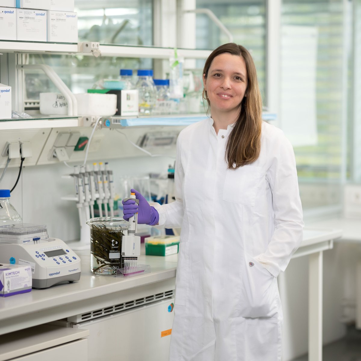 Claudia (@CSS_Martinho) is a @MPI_Bio senior postdoc (molecular biologist) exploring how gene expression is regulated upon marine viral infections. She studies the intricate nature of brown algae defense against marine pathogens. @PAW_Germany #PostDocAppreciationWeek