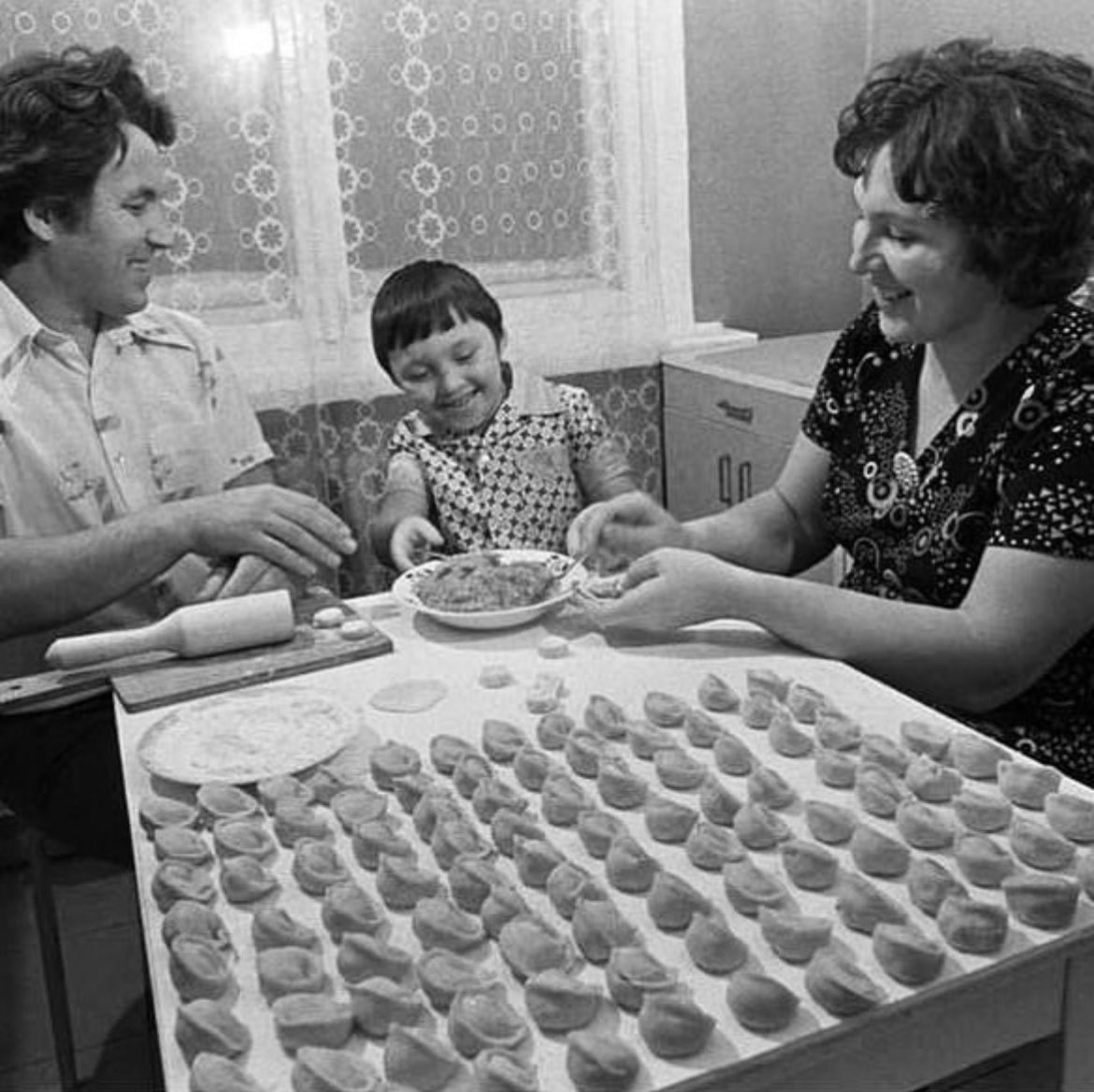 Семейство за лепкой пельменей, СССР, 1982 год.