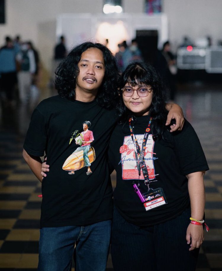 dodolan sik ya bro,
kaos yang kita pakai masih tersedia, kalau mau beli langsung ke instagram @/warungmerah_ aja. monggo..