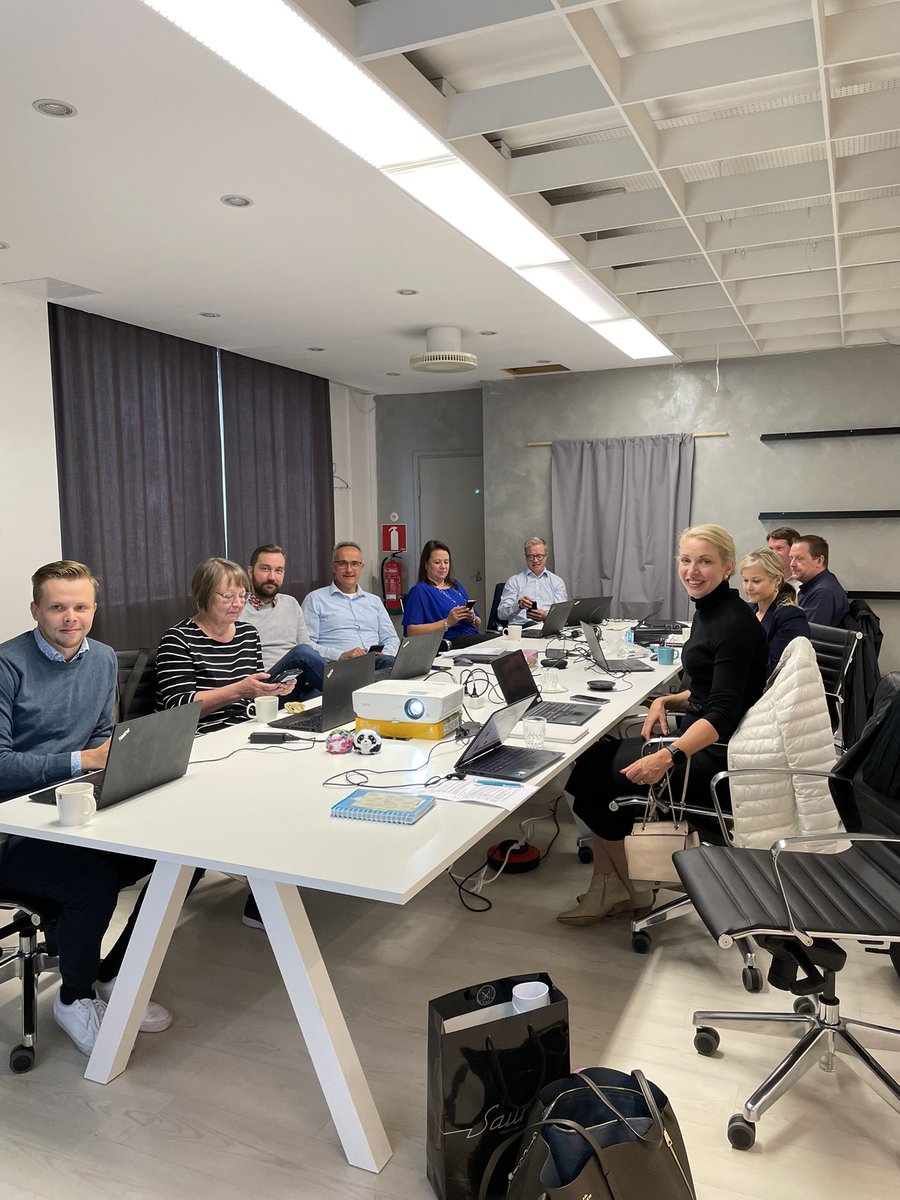 Tänään jälleen loistopäivä edessä <a href="/Lahi_Tapiola/">LähiTapiola</a> Etelässä.🤩🥳Alueyhtiövierailut ovat kyllä työn suola! Jännittävää nähdä, millaiset keskustelut saamme <a href="/EevaSalmenpohja/">Eeva Salmenpohja</a> ja <a href="/PeralampiL/">Lasse Perälampi</a> kanssa aikaiseksi viestinnästä ja sen hyödyntämisestä liiketoiminnan kasvun välineenä. 💪