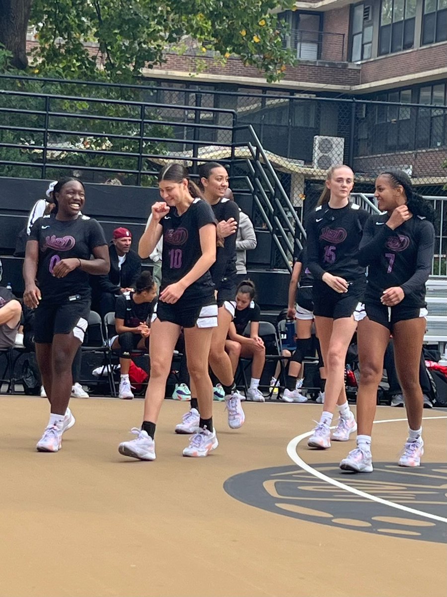 Last walk out.. 2024 Jason Kidd Girls & Select 40 National Champions Had to be a classic… #RuckersPark #NYC 🏀 Shay (AZ) 🏀 Lola (HI) 🏀 Kam (CA) 🏀 Harper (CA) 🏀 Jordan (CA) Coming soon to a P5 college court near you 💥 📸 Credit: @jason_donez