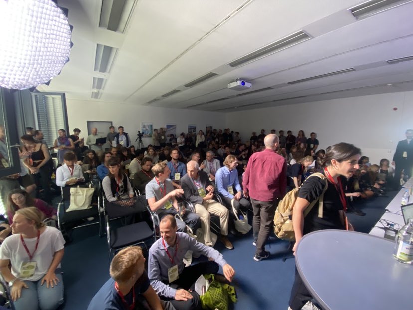 8/25 From the research track #INSIGHT2023, shout out to the symposium 'Bridging the gap between basic science and clinical research in psychedelic neuroscience' organized by @Prateep_Beed. Stellar speakers included @OttTorben @LabSchmitz @DEOlsonLab among others.

Full room!