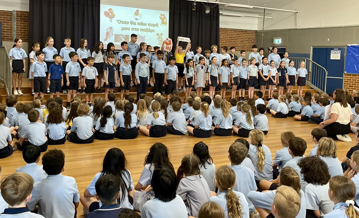 Brian Dill is an exceptional principal who has served our @NSWEducation students so well for the last 47 years. I was honoured to visit Drummoyne PS to present Brian with his service medal at assembly today. Grateful for the dedication & care Brian has shown each & every student.