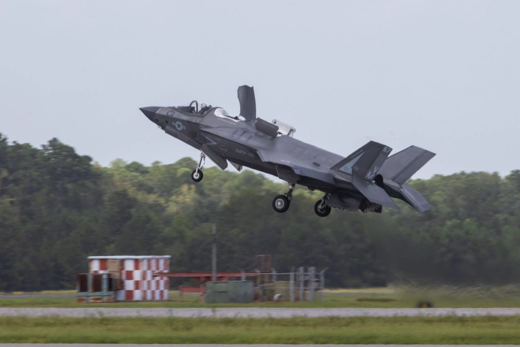 AvSourceNews's tweet photo. #NEWS | Debris from a USMC F-35B fighter which went missing on Sunday after the pilot ejected has now been located in Williamsburg County, South Carolina.
Read more at AviationSource!
https://t.co/1UWRTeQiDd
#SouthCarolina #F35found #F35 #F35Jet #AvGeek https://t.co/QYbvJTIMHZ