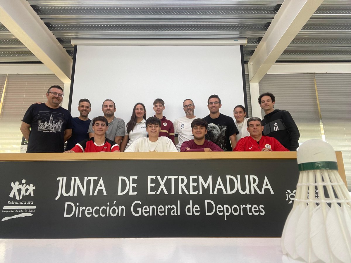BadmintonESP's tweet photo. Venimos de un fin de semana cargado de competición... y de 𝐟𝐨𝐫𝐦𝐚𝐜𝐢𝐨́𝐧! 

Cáceres @FEXBA2004 ha acogido un Curso de Árbitro de Pista Nivel 1 de la mano del presidente del CNAB Chencho Moreno.

➕ https://t.co/qKSVEJ0QPd https://t.co/PxFjLNHhgx