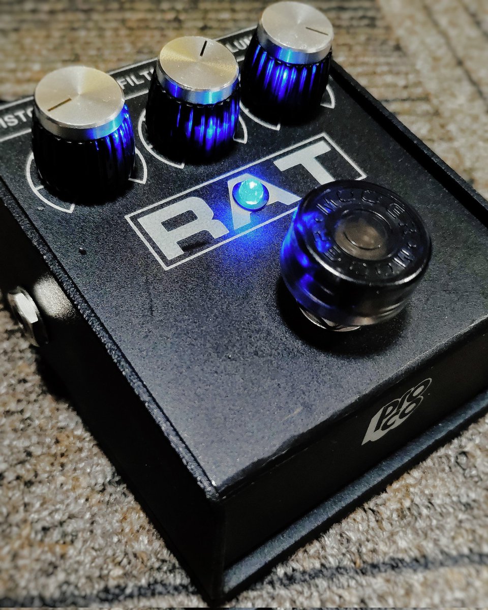 nashssnakepit's tweet photo. RAT Marshall Silver Jubilee MOD🐀🔧
コッチは青色LEDの対称クリッピングでマーシャルのSilver Jubileeっぽいツマミにしてみました。
RATが好き過ぎて怖い。。。
#rat #rat2 #proco #procorat #marshall #silverjubilee #2525h https://t.co/Uxdln9lMAB