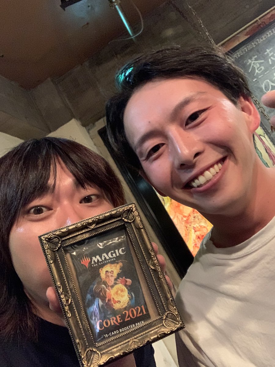 mtg_atelier's tweet photo. 全く覚えてないのだが、10年前20歳だったマジックプレーヤーにGPかなんかの時ご馳走したことがあったらしい。
飲みきてくれて、あの時はどうもって言って一万円置いてってくれました。

マジックザギャザリングやってる人はケチばっかなので嘘だろって思ったらマジックやめてた。
納得。 https://t.co/7HboeNMt4K